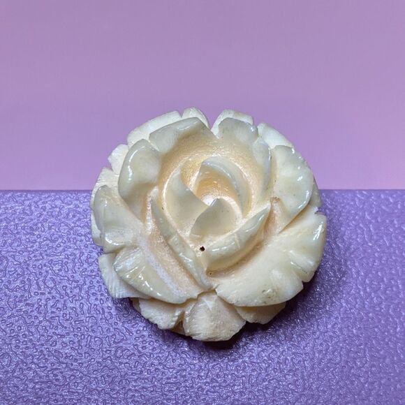 💛 Vintage Carved Bone Rose Flower Brooch - Picture 2 of 5
